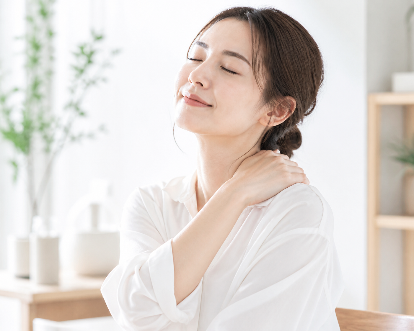 肩こりに悩む女性